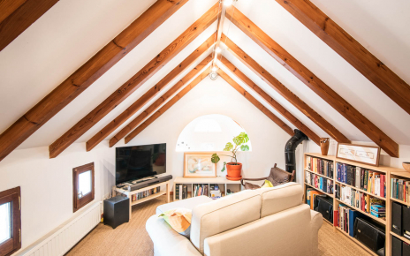 Sala de televisión / biblioteca en el primer piso